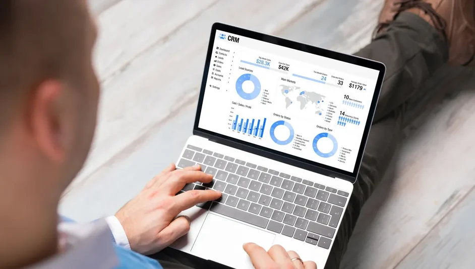 Gráficos de acompanhamento exibidos na tela de um notebook